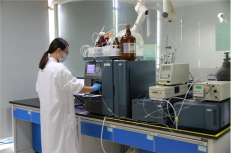 中国饲料行业信息网记者走入播恩生产工厂和汉姆克实验室
